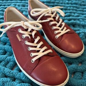 ECCO WOMEN'S LEATHER SNEAKER BURGUNDY SIZE 10 US